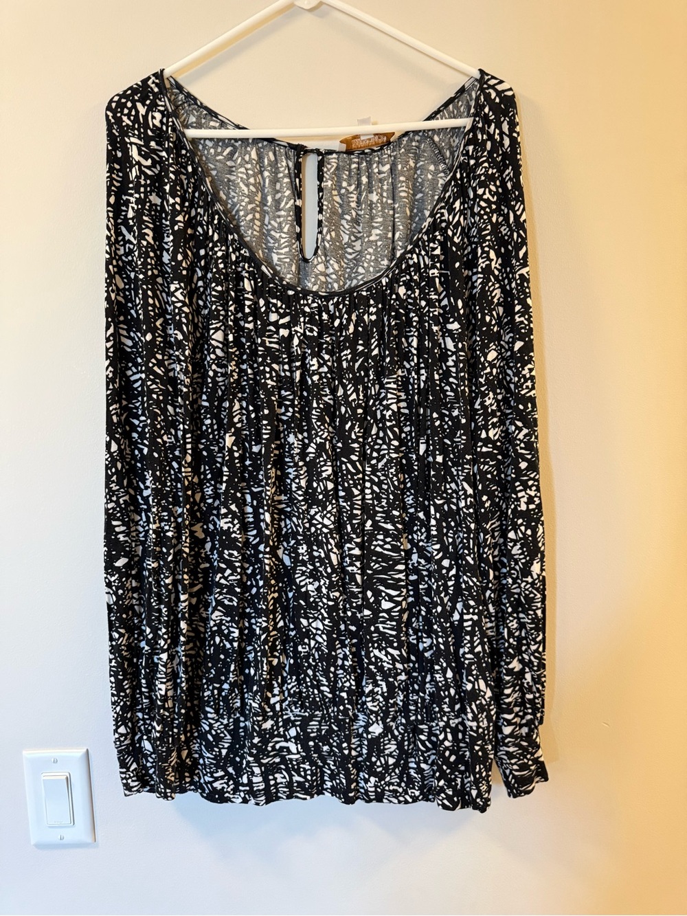 Ellen Tracy Black and White Abstract Print Top